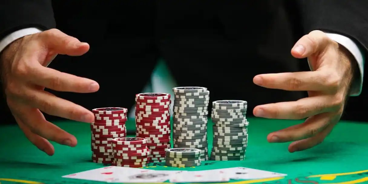 Rummy ကတ်ဂိမ်းတွင် ကတ်များ စီစဉ်နေသောမြင်ကွင်း